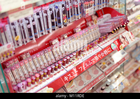 Schattierungen von rot und rosa Lippenstift in einem japanischen Make-up und Schönheit Produkt speichern, Lippenstift Tester auf Make-up store Display, Kyoto, Japan 2017 Stockfoto