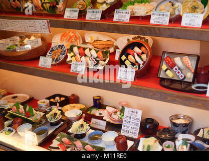 Shokuhin Sampuru, japanisches Sushi Restaurant essen Anzeige mit handgefertigten künstlichen Nachahmung der Kunststoff Modell Gerichte auf der Speisekarte, Fake food Replica Stockfoto