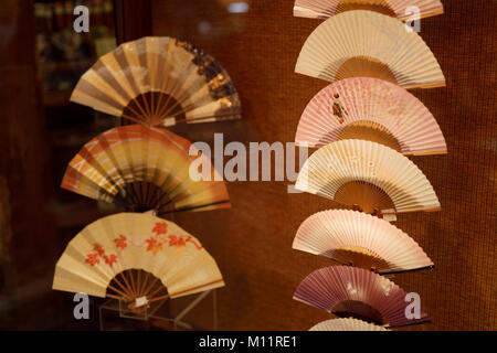 Traditionelle Japanische lackiert Papier falten Fans, Sensu in Store Fenster anzuzeigen, Kyoto, Japan Stockfoto