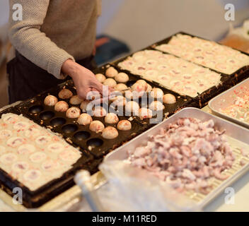 Nahaufnahme eines Street Food vendor, Takoyaki, Japanisch - Kugel Gegrillter Oktopus Kuchen, zu einem Street Food Markt in Kyoto, Japan Stockfoto