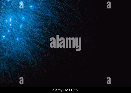 Buntes Feuerwerk am Nachthimmel. Neues Jahr feier Feuerwerk. Abstrakte Feuerwerk auf schwarzem Hintergrund mit Freiraum für Text isoliert Stockfoto