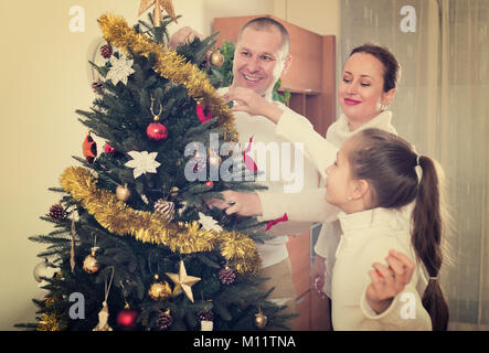 Eltern und Kind, die Vorbereitungen für Weihnachten im Living room Stockfoto