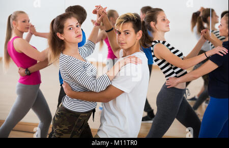 Lächelnd Schüler Salsa tanzen in der Halle Stockfoto