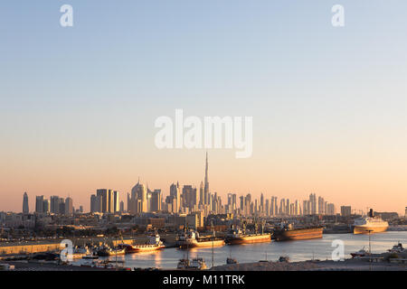 Skyline von Dubai Downtown in Abend. Stockfoto
