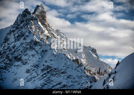 Die Aiguille du Obst Peak zwischen Courchevel und Meribel in den Französischen Alpen. Stockfoto