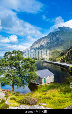 Blick über Llyn Tryfan Ogwen mit Berg auf der rechten Seite. Stockfoto