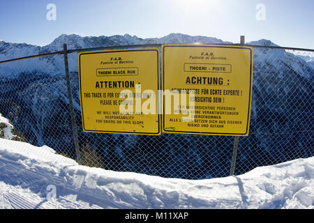 Hinweis Achtung Board/Zeichen auf Piste" nur für Schwarz expert Skiers' Piste Stockfoto