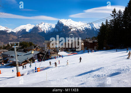 Ansicht der Skifahrer vom Sessellift auf einem sonnigen Piste Samoëns Frankreich Stockfoto