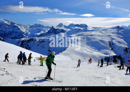 Ansicht der Skifahrer vom Sessellift auf einem sonnigen Piste Samoëns Frankreich Stockfoto