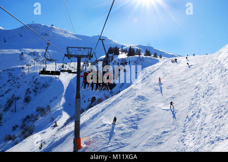 Ansicht der Skifahrer vom Sessellift auf einem sonnigen Piste Samoëns Frankreich Stockfoto