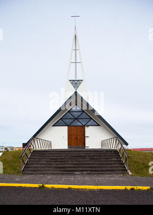 Moderne Kirche vom Architekten Hákon Hertevig im Dorf Olafsvik, Island Stockfoto