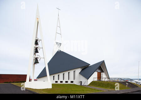 Moderne Kirche vom Architekten Hákon Hertevig im Dorf Olafsvik, Island Stockfoto