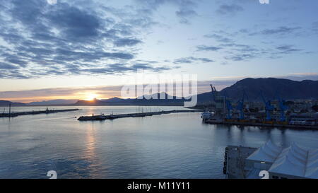 Kreuzfahrt im Mittelmeer in der Nähe der Hafen von Palermo, Sizilien, Italien von Sonnenaufgang und Sonnenuntergang Stockfoto