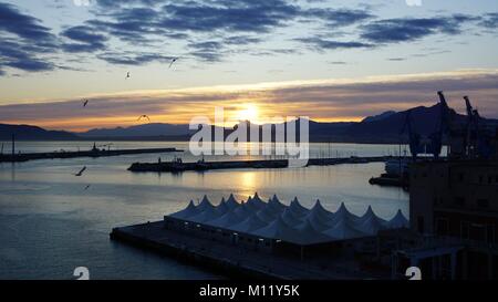 Kreuzfahrt im Mittelmeer in der Nähe der Hafen von Palermo, Sizilien, Italien von Sonnenaufgang und Sonnenuntergang Stockfoto