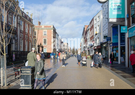 Geschäfte und Käufer in der High Street, Worcester, Großbritannien Stockfoto