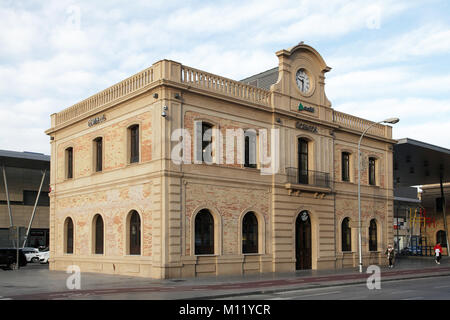 Post Gebäude vor dem Malaga Stadt Bahnhof. María Zambrano Stockfoto