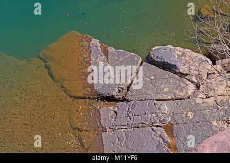 Farbige Felsen und Wasser in der Sonne in Johnsons Shut-ins State Park in Missouri Stockfoto