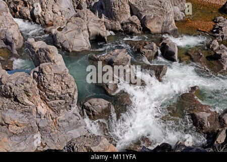 Tosenden Kaskaden unter Granitfelsen auf der East Fork Black River in Johnsons Shut-ins State Park in Missouri Stockfoto