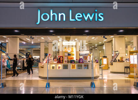 John Lewis Department Store mit Angestellten Kleidung, der gerade geöffnet. Queensgate Shopping Center, Peterborough, Cambridgeshire, England, UK. Stockfoto