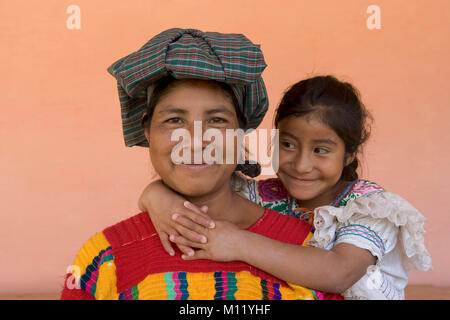 Mexiko. Chiapas. Amatenango del Valle. Die Tochter, die Mutter lächelnd. Der ethnischen Gruppe der Tzeltal Indianer. Stockfoto