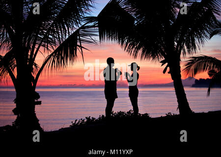 Indonesien, Insel Bali, in der Nähe von tejakula Dorf, Gaia Oasis Resort. Paar mit einem Drink bei Sonnenuntergang. Stockfoto