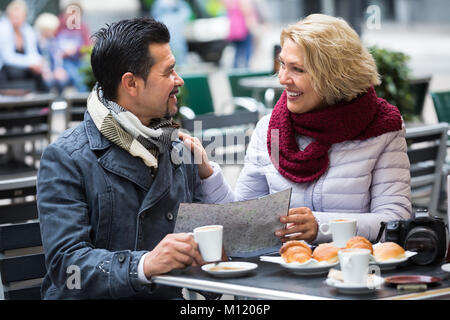 Portrait von Glücklich lächelnde ältere Touristen paar Rest in Street Cafe Stockfoto