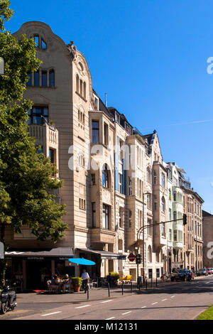 Deutschland, Köln, Häuser an der Straße Ubrierring im südlichen Teil der Stadt. Deutschland, Koeln, Haeuser am Ubierring in der Suedstadt. Stockfoto