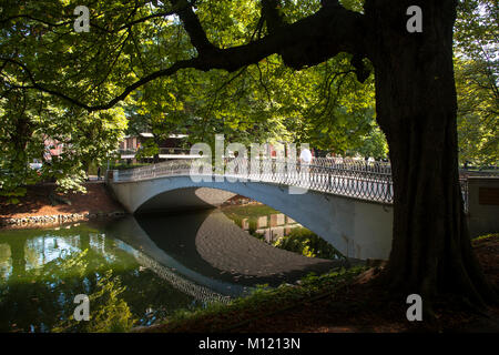 Deutschland, Köln, Brücke über den Kanal Clarenbach im Stadtteil Lindenthal. Deutschland, Koeln, Viadukt ueber den Clarenbach-Kanal im Stadtteil Stockfoto