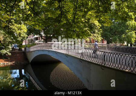 Deutschland, Köln, Brücke über den Kanal Clarenbach im Stadtteil Lindenthal. Deutschland, Koeln, Viadukt ueber den Clarenbach-Kanal im Stadtteil Stockfoto