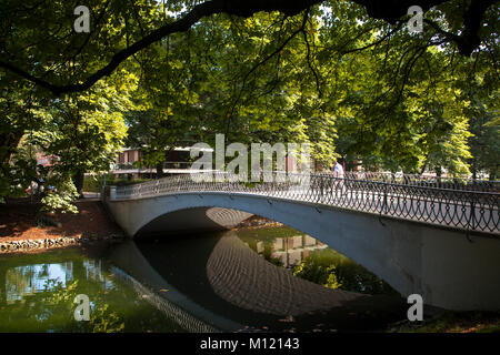 Deutschland, Köln, Brücke über den Kanal Clarenbach im Stadtteil Lindenthal. Deutschland, Koeln, Viadukt ueber den Clarenbach-Kanal im Stadtteil Stockfoto