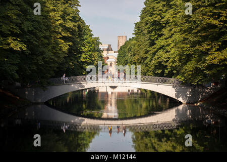 Deutschland, Köln, Brücke über den Kanal Clarenbach im Bezirk Lindenthal, Kirche Christi Auferstehung von Architekt Gottfried Böhm. Zusammengefasst Stockfoto