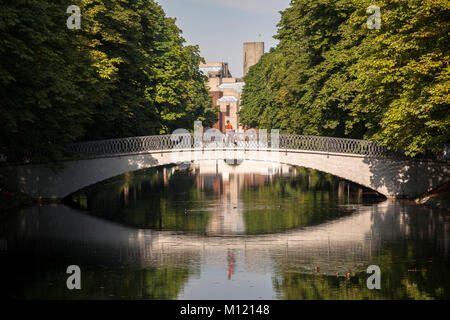 Deutschland, Köln, Brücke über den Kanal Clarenbach im Bezirk Lindenthal, Kirche Christi Auferstehung von Architekt Gottfried Böhm. Zusammengefasst Stockfoto