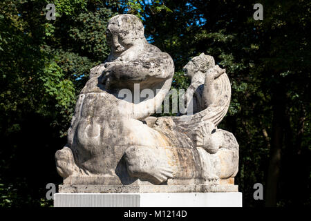 Deutschland, Köln, Statue am Rautenstrauch Canal am Karl-Schwering Platz im Stadtteil Lindenthal. Deutschland, Koeln, Statue am Rautenstra Stockfoto