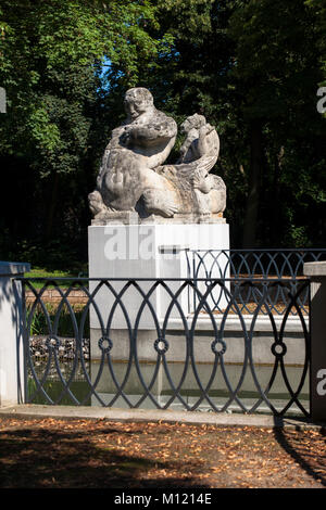 Deutschland, Köln, Statue am Rautenstrauch Canal am Karl-Schwering Platz im Stadtteil Lindenthal. Deutschland, Koeln, Statue am Rautenstra Stockfoto