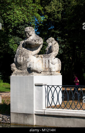 Deutschland, Köln, Statue am Rautenstrauch Canal am Karl-Schwering Platz im Stadtteil Lindenthal. Deutschland, Koeln, Statue am Rautenstra Stockfoto