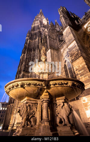 Deutschland, Köln, die Petrus Brunnen auf dem Papst Terrasse an der Südseite des Doms. Deutschland, Koeln, der petrusbrunnen Namen Papstterr Stockfoto