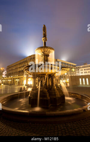 Deutschland, Köln, die Petrus Brunnen auf dem Papst Terrasse an der Südseite des Doms, im Hintergrund das dom-hotel. Deutschland, Koeln, de Stockfoto