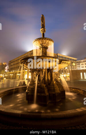 Deutschland, Köln, die Petrus Brunnen auf dem Papst Terrasse an der Südseite des Doms, im Hintergrund das dom-hotel. Deutschland, Koeln, de Stockfoto