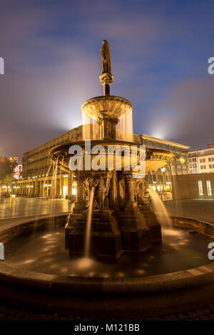 Deutschland, Köln, die Petrus Brunnen auf dem Papst Terrasse an der Südseite des Doms, im Hintergrund das dom-hotel. Deutschland, Koeln, de Stockfoto