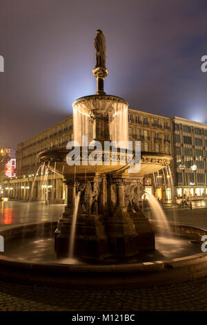 Deutschland, Köln, die Petrus Brunnen auf dem Papst Terrasse an der Südseite des Doms, im Hintergrund das dom-hotel. Deutschland, Koeln, de Stockfoto