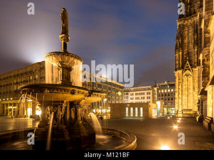 Deutschland, Köln, die Petrus Brunnen auf dem Papst Terrasse an der Südseite des Doms, im Hintergrund das dom-hotel. Deutschland, Koeln, de Stockfoto