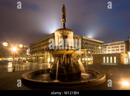 Deutschland, Köln, die Petrus Brunnen auf dem Papst Terrasse an der Südseite des Doms, im Hintergrund das dom-hotel. Deutschland, Koeln, de Stockfoto