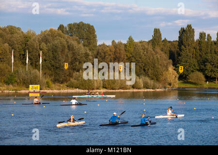 Deutschland, Köln, Boat Race Kurs am See Fuehlingen, Kanufahrer. Deutschland, Koeln, Regattastrecke bin Fuehlinger sehen, Kanuten. Stockfoto