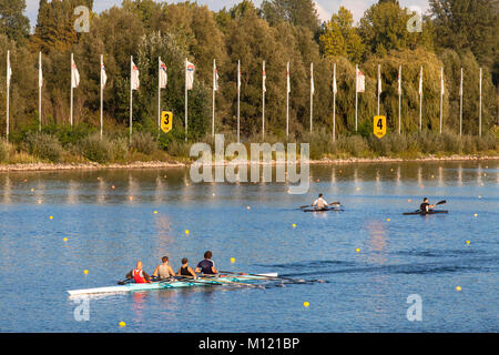 Deutschland, Köln, Boat Race Kurs am See Fuehlingen, Kanufahrer. Deutschland, Koeln, Regattastrecke bin Fuehlinger sehen, Kanuten. Stockfoto