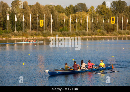 Deutschland, Köln, Boat Race Kurs am See Fuehlingen, sculler. Deutschland, Koeln, Regattastrecke bin Fuehlinger sehen, Ruderer. Stockfoto