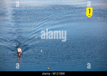 Deutschland, Köln, Boat Race Kurs am See Fuehlingen, kanutin. Deutschland, Koeln, Regattastrecke bin Fuehlinger sehen, Kanute. Stockfoto