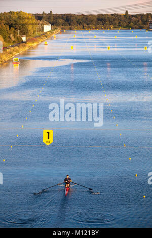 Deutschland, Köln, Boat Race Kurs am See Fuehlingen, sculler. Deutschland, Koeln, Regattastrecke bin Fuehlinger sehen, Ruderer. Stockfoto