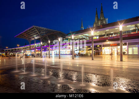 Deutschland, Köln, Eingang des Hauptbahnhofs an der Breslauer Platz, im Hintergrund die Kathedrale. Deutschland, Koeln, Eingang zum Hauptbahnhof Stockfoto
