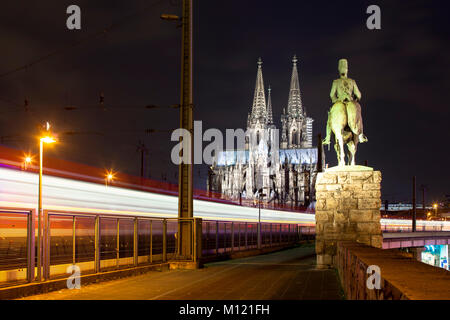 Deutschland, Köln, reiterstatue an der Hohenzollernbrücke vor der Kathedrale, vorbei an Zug kommt den Hauptbahnhof. Deutschland, Koeln, Stockfoto