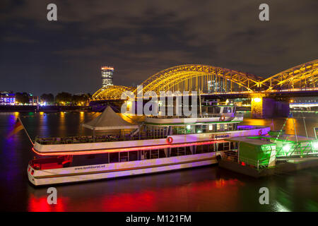 Deutschland, Köln, Hohenzollern Brücke und der CologneTriangle Wolkenkratzer der Landschaftsverband Rheinland im Stadtteil Deutz, Ausflug boa Stockfoto